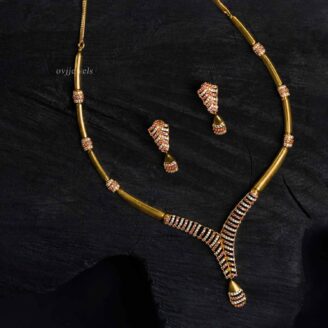 Trendy preety short necklace with matching earrings